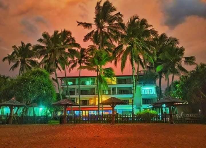 Blue Beach Hotel Wadduwa Esterno foto