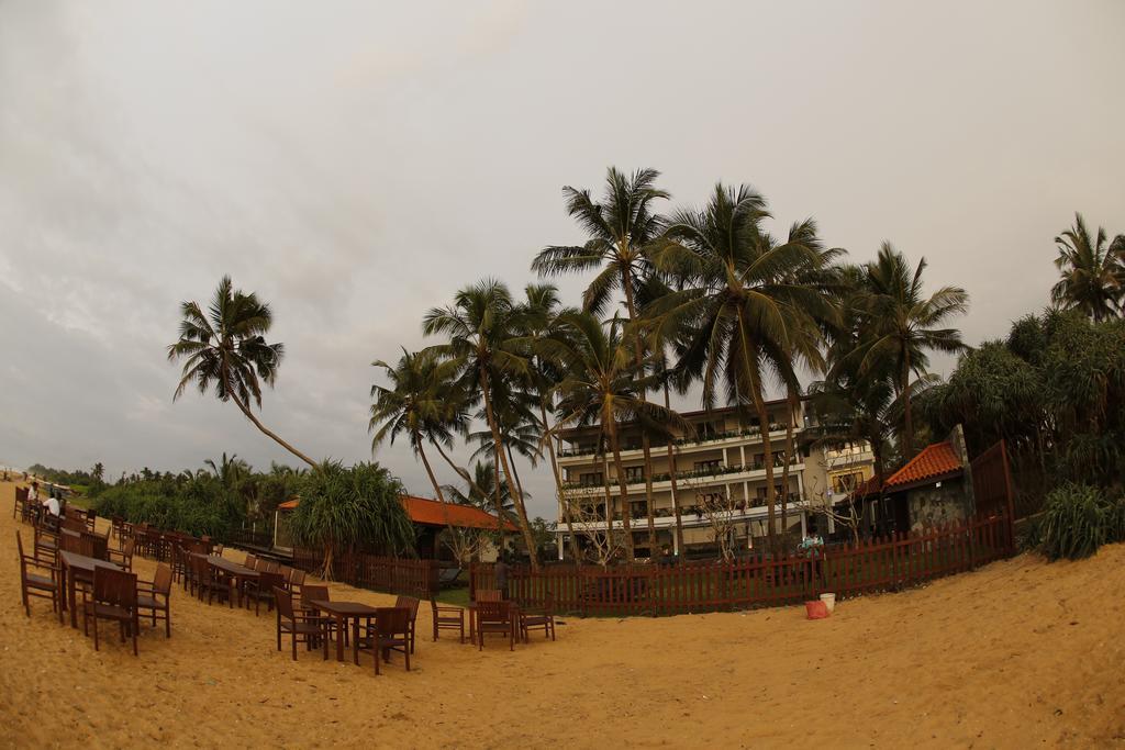 Blue Beach Hotel Wadduwa Esterno foto
